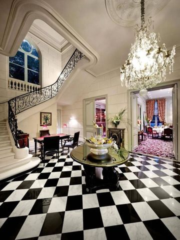 Opulente Eingangshalle mit Marmorboden und großer Treppe im klassischen Stil