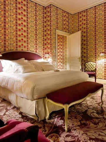 Luxuriöses Hotelzimmer mit spezieller Tapete und edlen Möbeln