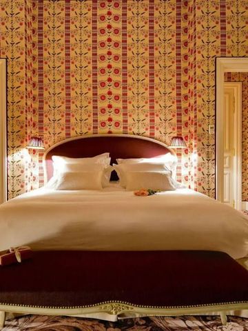 Geräumiges Schlafzimmer mit elegantem Bett und reicher Wandverzierung