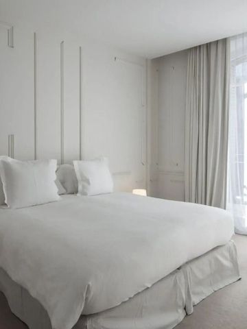 Elegantes Doppelzimmer mit weißen Bettwäsche und bodenlangen Vorhängen