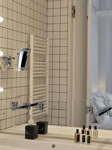Stylisches Badezimmer mit rechteckigen Fliesen und Premium-Pflegeprodukten
