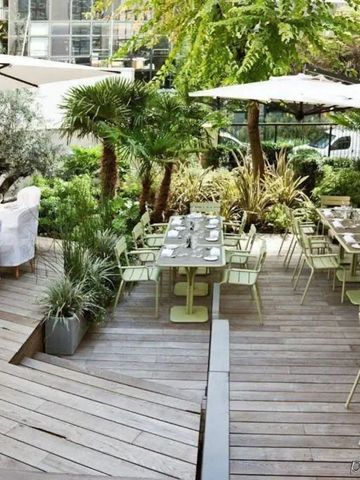 Elegante Gartenterrasse mit stilvollen Sitzmöglichkeiten