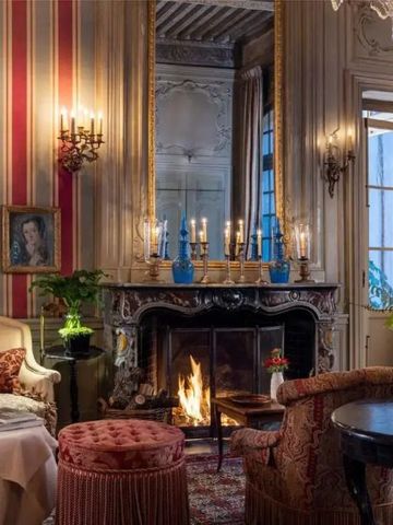 Luxuriöser Salon im Hotel La Mirande mit Kamin und antiken Möbeln