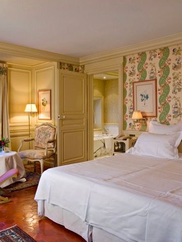 Gemütliches Hotelzimmer mit Doppelbett und klassischer Einrichtung