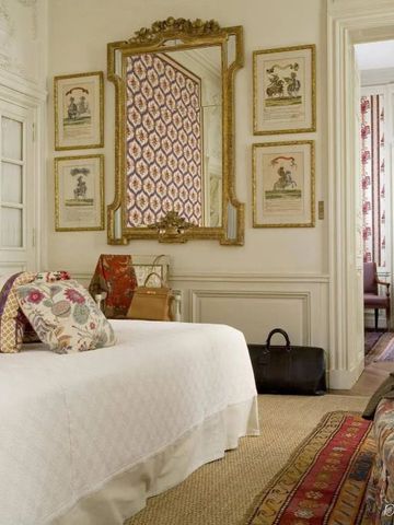 Helles Schlafzimmer mit eleganten Tapeten und luxuriösem Ambiente