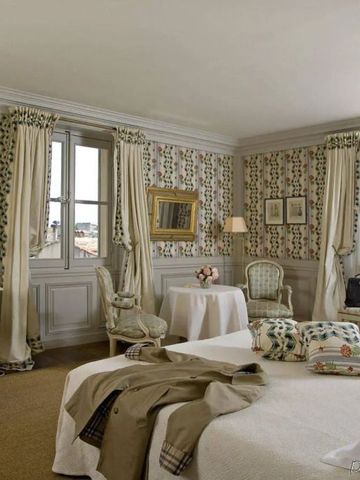 Elegantes Hotelzimmer mit klassischer Dekoration und Blumenmustertapete