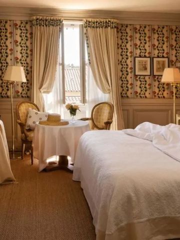 Gemütliches Hotelzimmer im rustikalen Stil mit Holzmöbeln und heller Beleuchtung