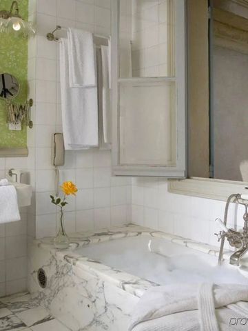 Luxuriöses Badezimmer mit Marmorbadewanne und stilvollen Armaturen