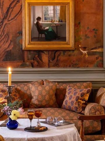 Elegant eingerichteter Salon mit Gemälde und edler Dekoration