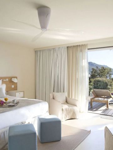 Luxuriöse Suite mit Terrasse und Panoramablick auf die Natur