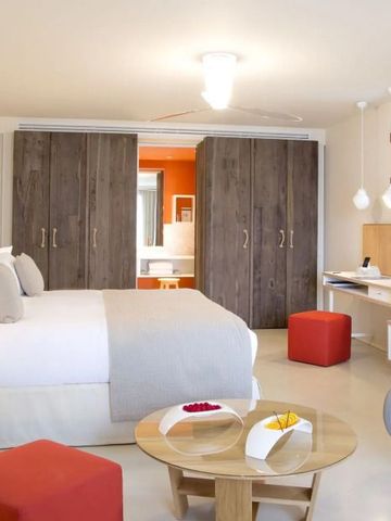 Großzügiges Zimmer mit modernen Akzenten und eleganter Dekoration