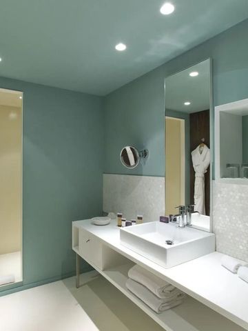 Modernes Badezimmer mit großem Spiegel und Waschbecken