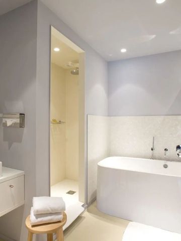 Badezimmer mit Badewanne und sanfter Beleuchtung