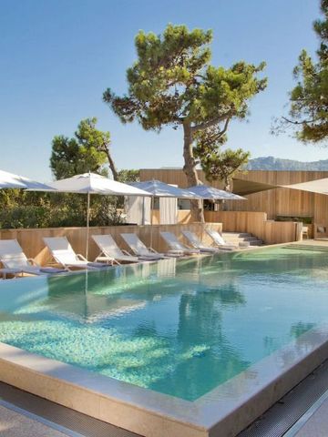 Eleganter Pool mit Sonnenschirmen und Holzverkleidung