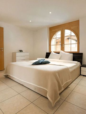 Geräumiges Zimmer mit großem Bett und gewölbtem Fenster