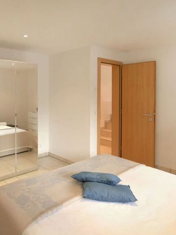 Elegantes Schlafzimmer mit Spiegelkleiderschrank und sanfter Beleuchtung