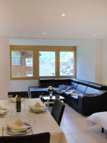 Elegantes Zimmer mit Esstisch und Blick auf die Berge