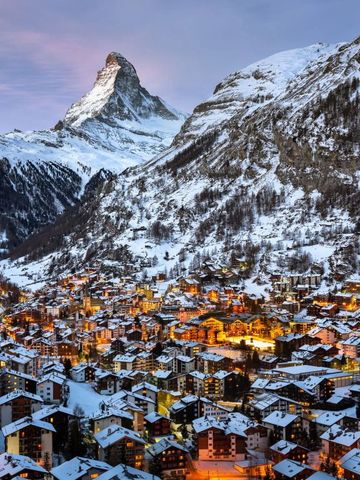Malerische Winterlandschaft mit Matterhorn und beleuchtetem Dorf