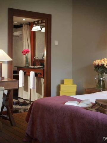 Hotelzimmer mit gemütlichem Ambiente und direktem Zugang zum Bad