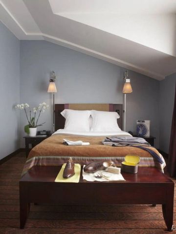 Zeymmermansarde mit Doppelbett und natürlichem Licht