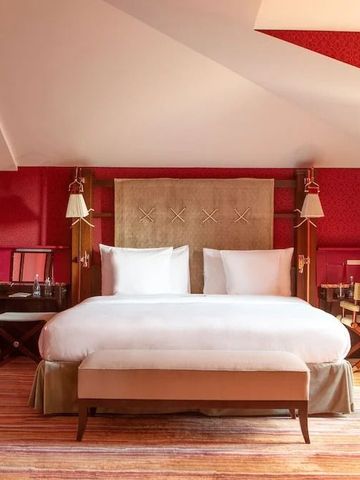 Elegantes Zimmer mit rotem Interieur und einem großen luxuriösen Bett