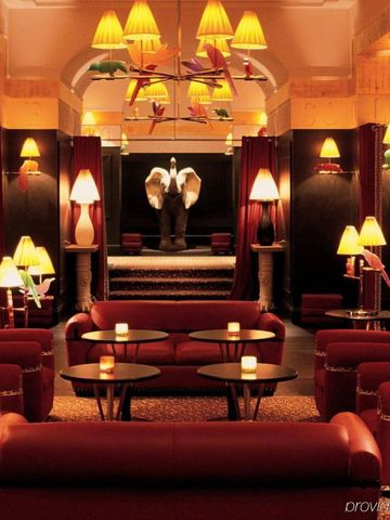 Elegante und gemütliche Hotel-Lounge mit warmem Licht und hochwertigen Möbeln