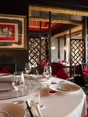 Exklusives Restaurant mit runden Tischen und elegantem Ambiente