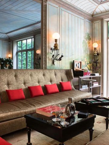 Luxus Lounge mit edler Einrichtung und Aussicht auf den Garten im La Reserve Paris