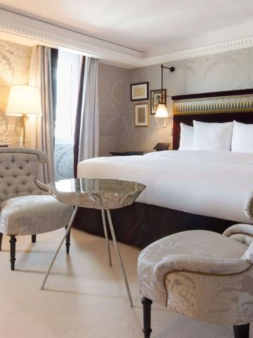 Helles Hotelzimmer mit großzügigem Bett und eleganten Sesseln im La Reserve Paris