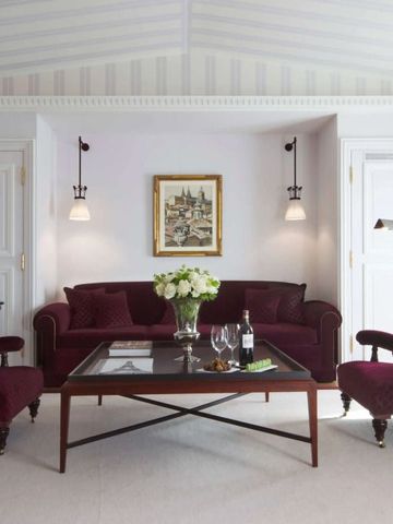 Elegantes Wohnzimmer mit dunklen Sofas und stilvollen Dekorationen im La Reserve Paris