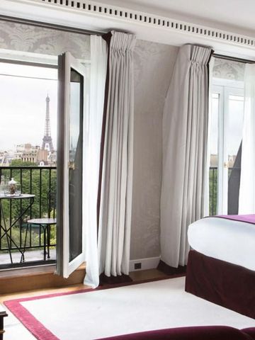 Luxuriöses Schlafzimmer mit Blick auf den Eiffelturm vom Balkon