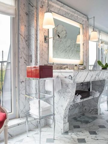 Luxuriöses Badezimmer mit Marmordekor und Stadtblick