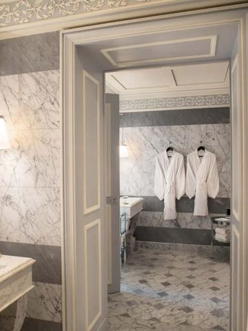 Badezimmer mit Luxusausstattung und Marmorakzenten im Hotel