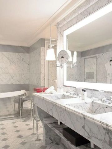 Luxuriöses Badezimmer mit Marmorfliesen und zwei Waschbecken