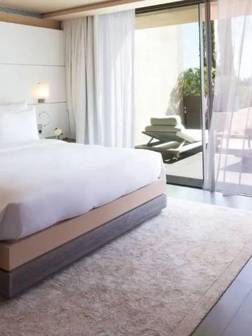 Helles Zimmer mit Balkon und elegantem Interieur im La Réserve Ramatuelle