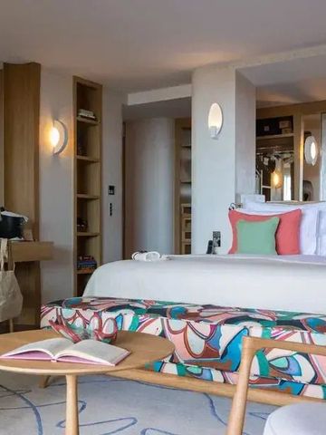 Modernes Zimmer mit bunten Textilien und stilvollem Design in der Suite