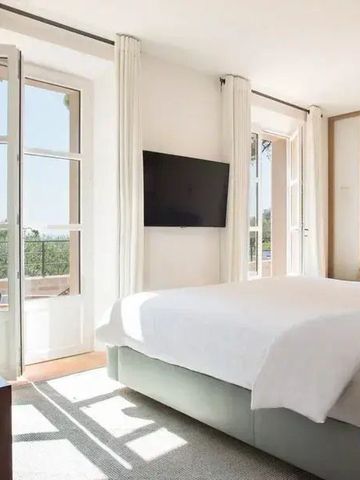 Zimmer mit großem Fenster und Blick ins Grüne im La Réserve Ramatuelle