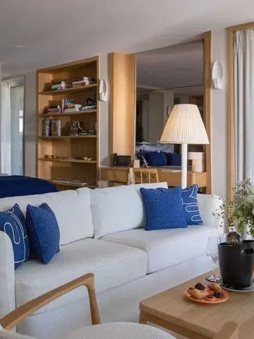 Luxuriöse Suite mit Sofas, Meerblick und moderner Dekoration.