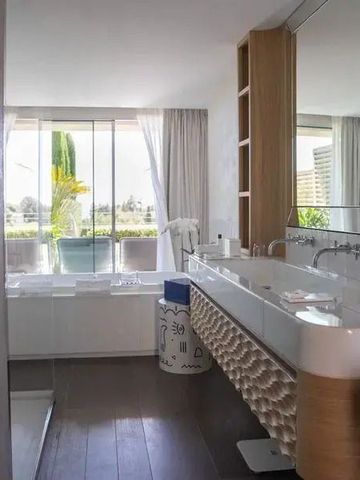 Modernes Badezimmer mit großem Waschbecken und Fenster mit Aussicht.