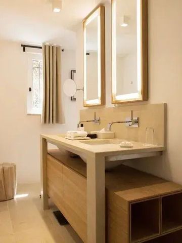 Doppelwaschbecken in einem modernen Badezimmer mit warmen Holztönen.