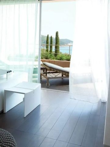 Helles Zimmer mit Balkon und Blick auf die Landschaft bei La Réserve Ramatuelle