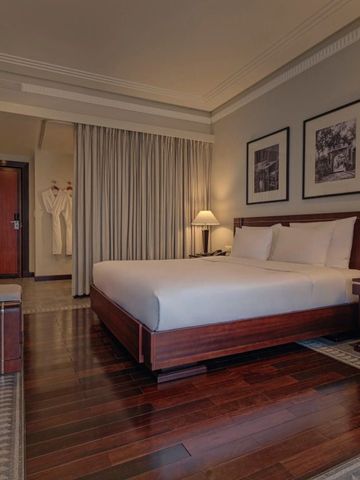 Geräumiges Schlafzimmer mit warmen Holztönen und gemütlicher Beleuchtung