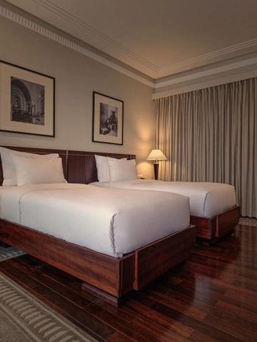 Elegantes Doppelzimmer mit stilvollen Holzböden und sanfter Beleuchtung