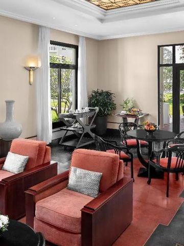 Luxuriöser Loungebereich mit stilvoller Einrichtung und großer Fensterfront