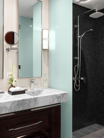 Modernes Badezimmer mit edler Dusche und großer Ablage