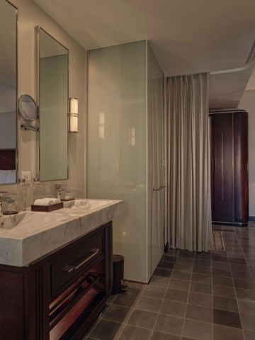 Elegantes Badezimmer mit Doppelwaschbecken und moderner Einrichtung