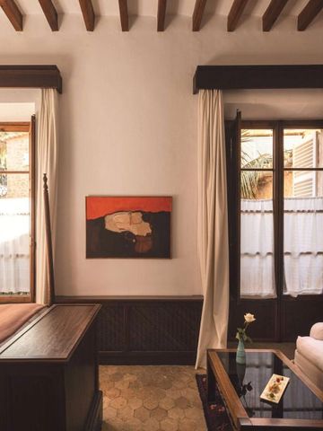 Geschmackvolles Schlafzimmer mit Holzbalkendecke und großem Fenster