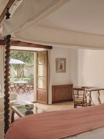 Luxuriöses Schlafzimmer mit Himmelbett und Zugang zur privaten Terrasse