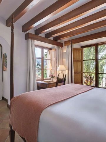 Gemütliches Zimmer mit Holzdetails und Balkonblick auf die Landschaft