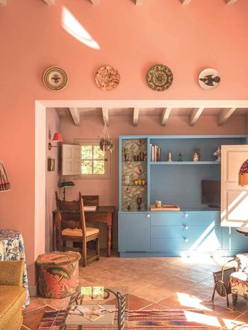 Elegantes Wohnzimmer mit pastellfarbenen Wänden und dekorativen Elementen